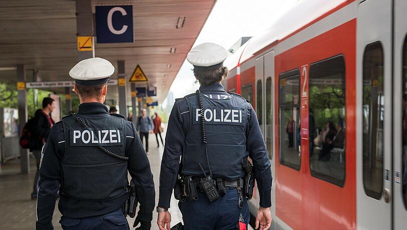 Am Bahnsteig der Station Leienfelsstraße in Aubing brach der Mann plötzlich zusammen. Am Bahnsteig der Station Leienfelsstraße in Aubing brach der Mann plötzlich zusammen.
