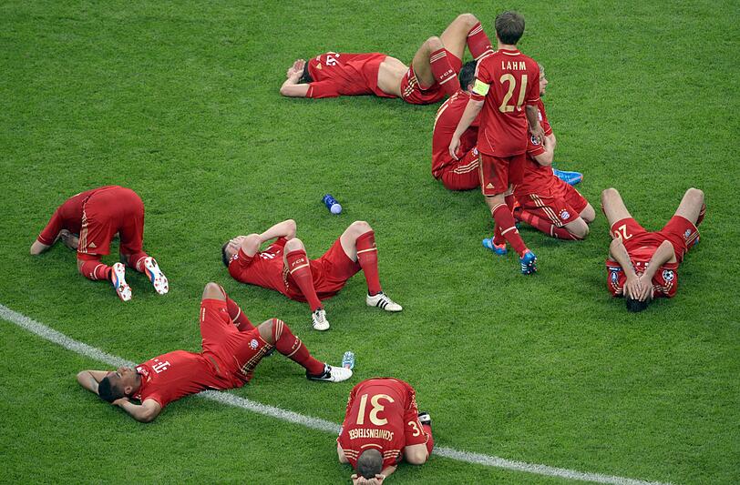 Aus dem "Finale dahoam" wurde 2012 ein "Albtraum dahoam": Die Spieler des FC Bayern München sind nach der Niederlage am Boden zerstört.