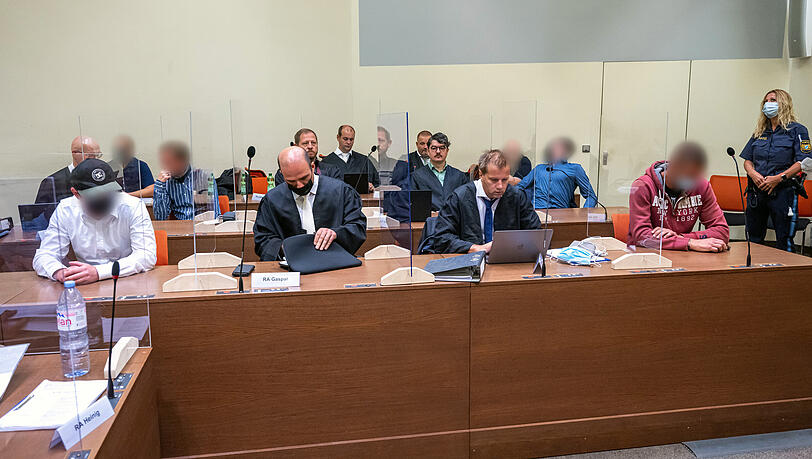 Die Angeklagten mit ihren Anwälten im Gerichtssaal des Landgerichts München I. (Archivbild)