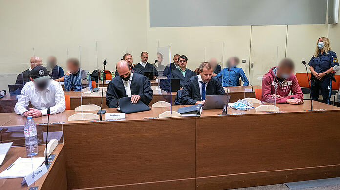 Die Angeklagten mit ihren Anwälten im Gerichtssaal des Landgerichts München I. (Archivbild)