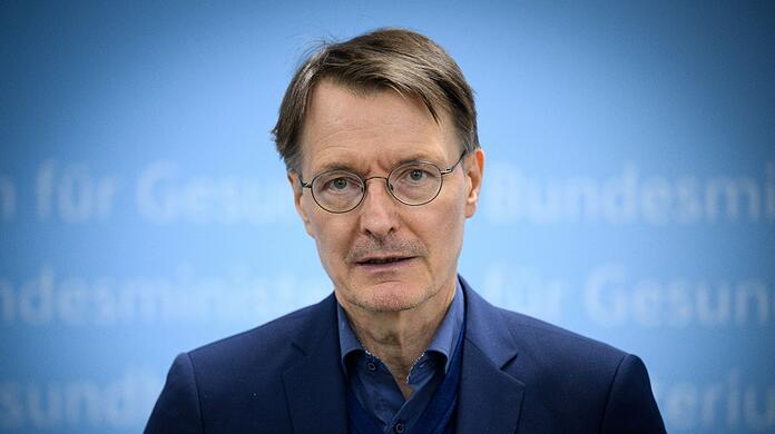 Bundesgesundheitsminister Karl Lauterbach will die Arbeitsbedingungen für Pflegekräfte attraktiver machen.