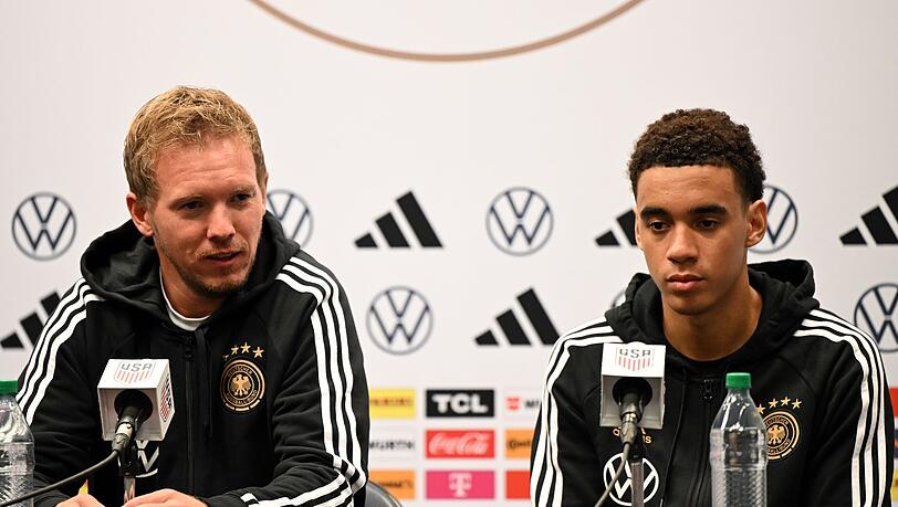 Bundestrainer Julian Nagelsmann (l) muss auf Jamal Musiala verzichten.