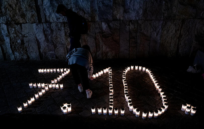 Leuchtende Kerzen bilden bei dem Gedenkakt vor der Synagoge Ohel Jakob das Datum 07.10.