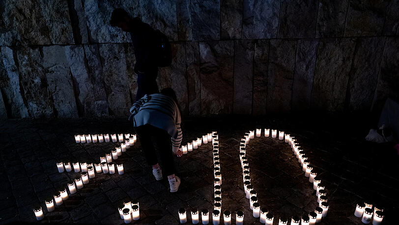 Leuchtende Kerzen bilden bei dem Gedenkakt vor der Synagoge Ohel Jakob das Datum 07.10.
