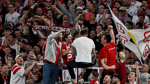 Münchens Thomas Müller (vorn/2vl) jubelt nach dem Spiel mit den Fans und steht im Fanblock.