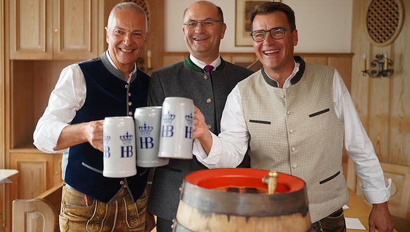Das Wiesnbier ist da: Brauingenieur Möller (v.l.), Finanzminister Füracker und neuer Hofbräu-Chef Lehmann.