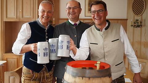 Das Wiesnbier ist da: Brauingenieur Möller (v.l.), Finanzminister Füracker und neuer Hofbräu-Chef Lehmann.