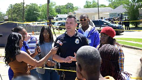 Nach Sch&uuml;ssen in Louisiana: Chris Bordelon informiert die Presse &uuml;ber die Tat.