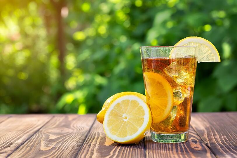 Auch fertige Limonaden und Eistees aus dem Handel stehen nicht auf der Liste der gesunden Wasserersatz-Getränke. Denn sie enthalten sehr viele Kalorien, Zucker, Aromen sowie Zusatzstoffe und weisen einen geringen Nährstoffgehalt auf. Am besten mischt man sich Eistee selbst, verzichtet auf Zucker, Honig oder andere Süßungsmittel und schmeckt mit Zitrusfrüchten ab. Auch fertige Limonaden und Eistees aus dem Handel stehen nicht auf der Liste der gesunden Wasserersatz-Getränke. Denn sie enthalten sehr viele Kalorien, Zucker, Aromen sowie Zusatzstoffe und weisen einen geringen Nährstoffgehalt auf. Am besten mischt man sich Eistee selbst, verzichtet auf Zucker, Honig oder andere Süßungsmittel und schmeckt mit Zitrusfrüchten ab.