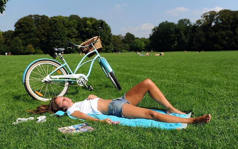 FRÜH MORGENS IN DEN ENGLISCHEN GARTEN LIEGEN: Man glaubt es kaum, aber sehr früh am Morgen ist der Englische Garten so leer, dass man eine ganze Wiese für sich alleine hat.