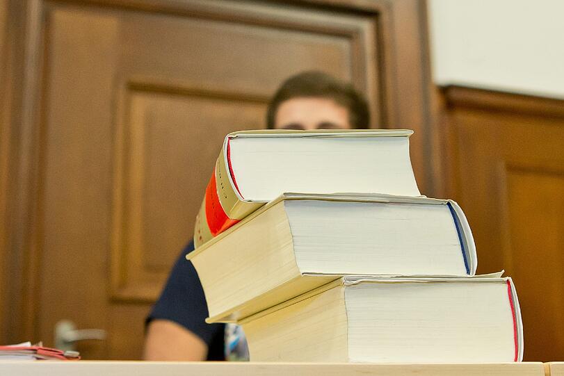 Prozessauftakt in Nürnberg: Die Verteidigung hält den Totschlagsvorwurf für übertrieben, zumal aus ihrer Sicht nicht bewiesen ist, dass ihr Mandant zugestochen hat.