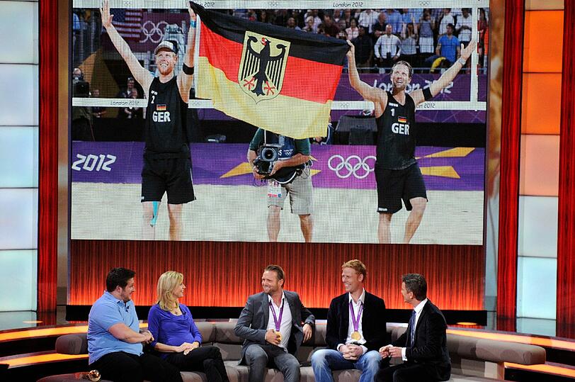 Moderator Markus Lanz (v.r.) unterhält sich mit den Beachvolleyballern und Olympia-Goldmedaillengewinnern Jonas Reckermann und Julius Brink und dem Gewichtheber Matthias Steiner und dessen Frau Inge.