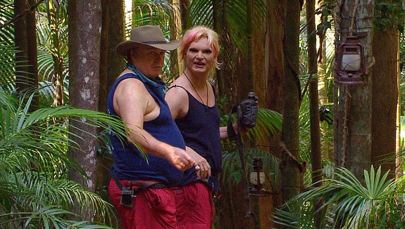 Olivia Jones (r.) zeigt Neuzugang Klaus Baumgart das Camp.