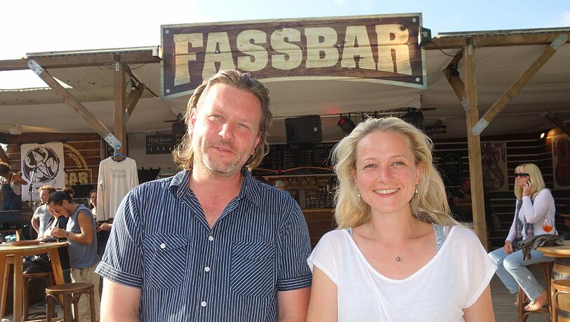 Nikola Strnad und Klaus Dalheimer vor ihrer neuen Fassbar Nikola Strnad und Klaus Dalheimer vor ihrer neuen Fassbar