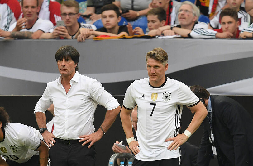 Endlich wieder vereint: Bundestrainer Joachim Löw und sein Kapitän Bastian Schweinsteiger.