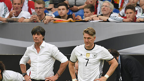 Endlich wieder vereint: Bundestrainer Joachim Löw und sein Kapitän Bastian Schweinsteiger.