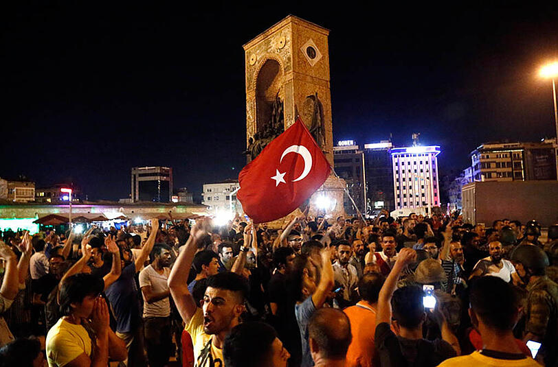 Auf dem Istanbuler Taksim-Platz demonstrieren die Menschen gegen den Putsch.