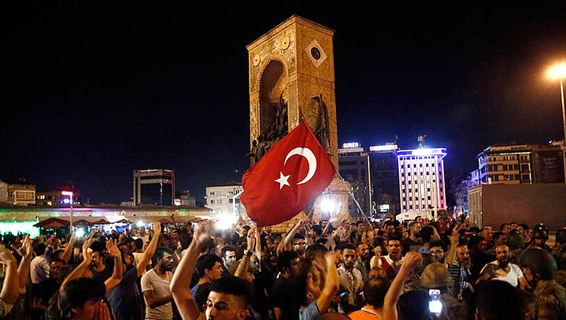Auf dem Istanbuler Taksim-Platz demonstrieren die Menschen gegen den Putsch. Auf dem Istanbuler Taksim-Platz demonstrieren die Menschen gegen den Putsch.