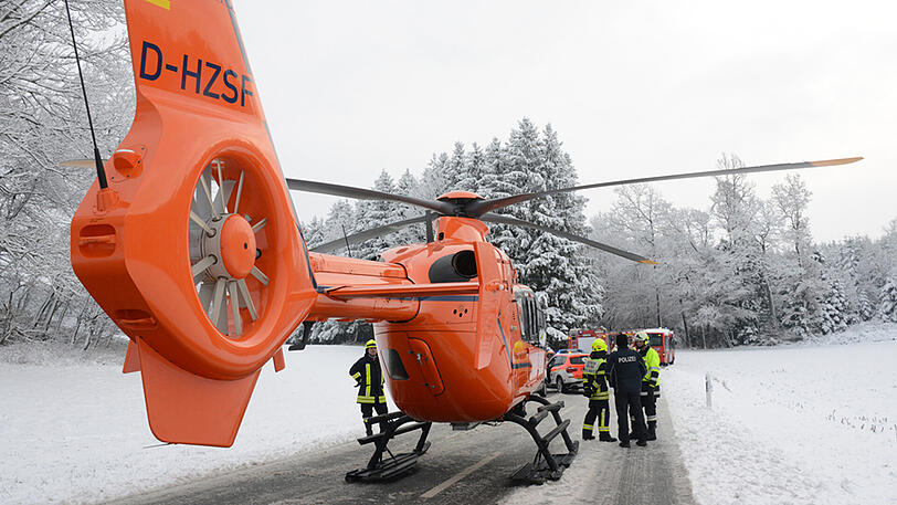 Die Autofahrerin wurde schwer verletzt, die Schulkinder kamen hingegen mit dem Schrecken davon. Die Bilder vom Unfallort.