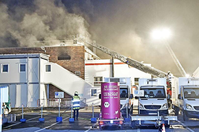 Um das Feuer zu löschen, muss die Feuerwehr das Dach der Schlachthof-Halle mit einer Spezialsäge  aufschneiden.