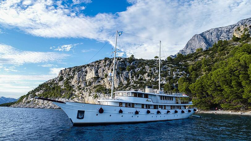 Auf dem Weg nach Makarska hat uns der Kapitän noch einmal an einer traumhaften Bucht zum Shooting an Land gelassen.
