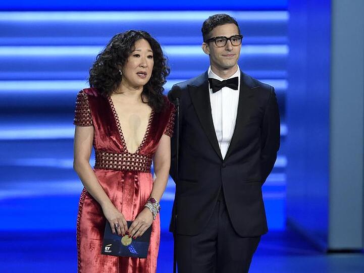 Sandra Oh und Andy Samberg werden im Januar die Golden Globes moderieren.