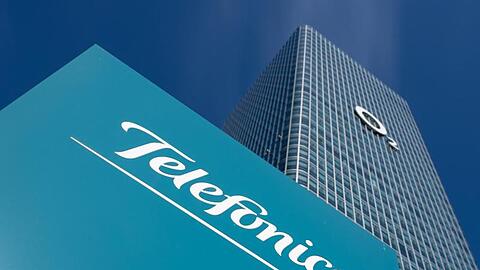 Das Logo von Telefónica ist auf einem Schild vor der Deutschlandzentrale zu sehen.