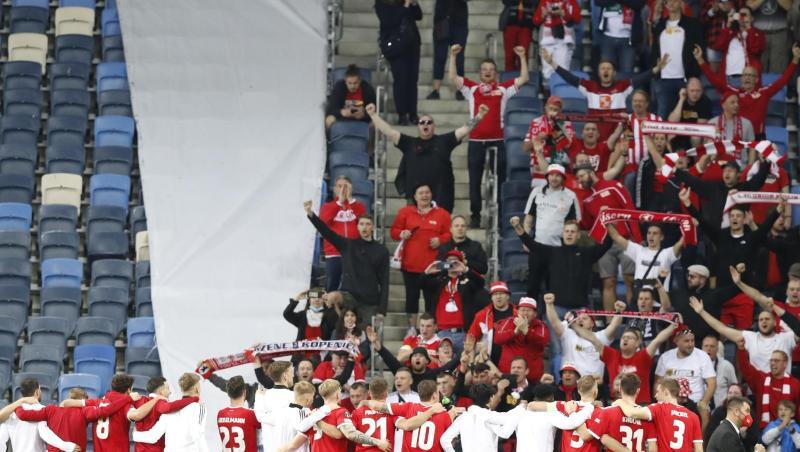 Die Unioner lassen sich von den mitgereisten Fans feiern.
