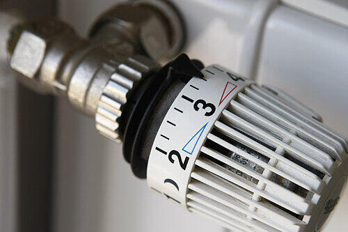 Der Dreh am Heizungs-Thermostat hilft Energie sparen &ndash; Räume aber nicht auskühlen lassen!