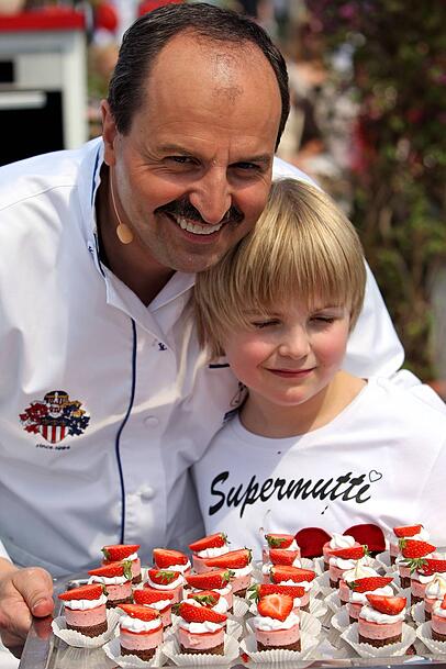 Johann Lafer mit Sohn Jonathan 2009 im "ZDF-Fernsehgarten". Johann Lafer mit Sohn Jonathan 2009 im "ZDF-Fernsehgarten".