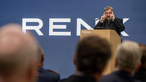 Bayerns Ministerpräsident Markus Söder (CSU) bei der offiziellen Eröffnung der neuen modularen Produktion des Panzergetriebeherstellers Renk in Augsburg.