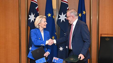 Geschafft: EU-Kommissionspr&auml;sidentin von der Leyen und Australiens Premier Albanese geben den Abschluss der Verhandlungen bekannt.