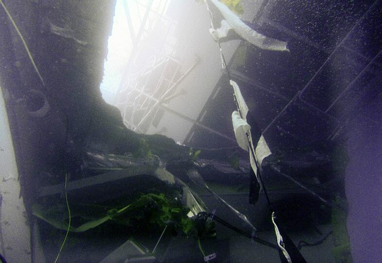 Neue Unterwasserbilder des Unglücksschiff zeigen das Ausmaß der Zerstörung. Auch am vierten Tag nach der Havarie geht die Suche nach Vermissten und Überlebenden weiter.
