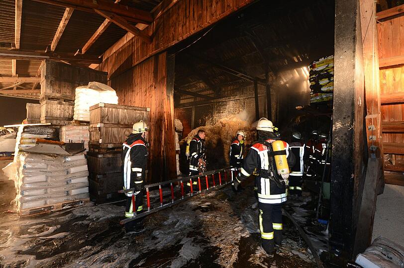Warum die Lagerhalle in Hergatz am Dienstagabend Feuer fängt, ist noch nicht bekannt. Eine Frau wird dabei schwer verletzt, der Schaden beläuft sich auf 200.000 Euro. 150 Feuerwehrleute brauchen 1,5 Stunden, um den Brand zu löschen.