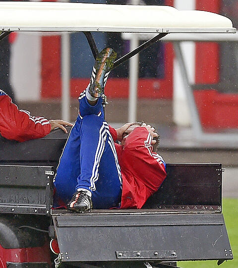 Der FCB-Schock in Bildern - hier wird der verletzte Philipp Lahm beim Training abtransportiert!
