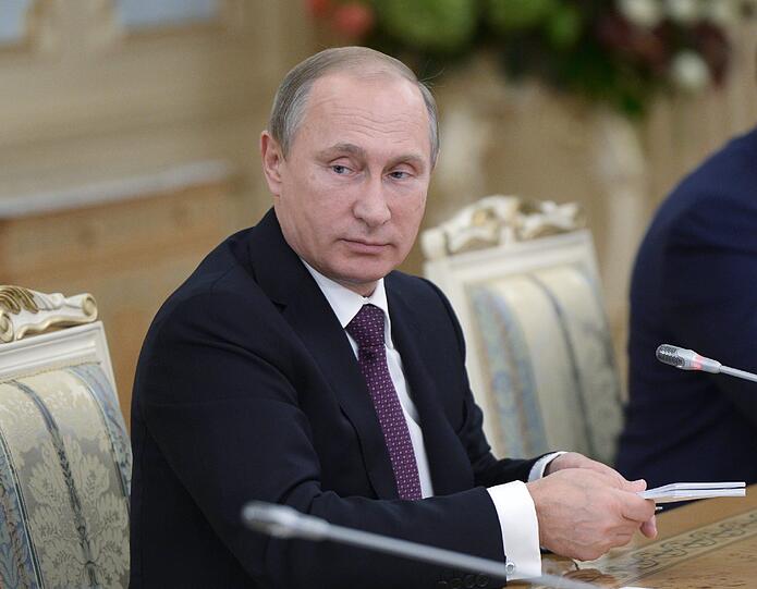 Russland sei weiter zu Gesprächen bereit, sagte Putin, stellte jedoch die Unterstellungen der USA in Frage.