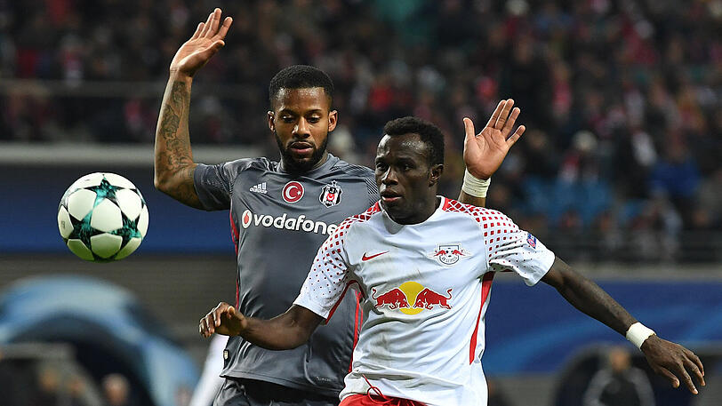 Der Leipziger Bruma (rechts) und Istanbuls Jeremain Lens kämpfen um den Ball.