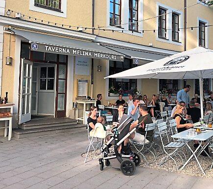 Die Taverna Melina Merkouri: Griechisch essen im Schatten.