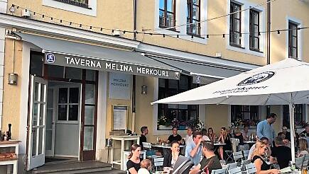 Die Taverna Melina Merkouri: Griechisch essen im Schatten.