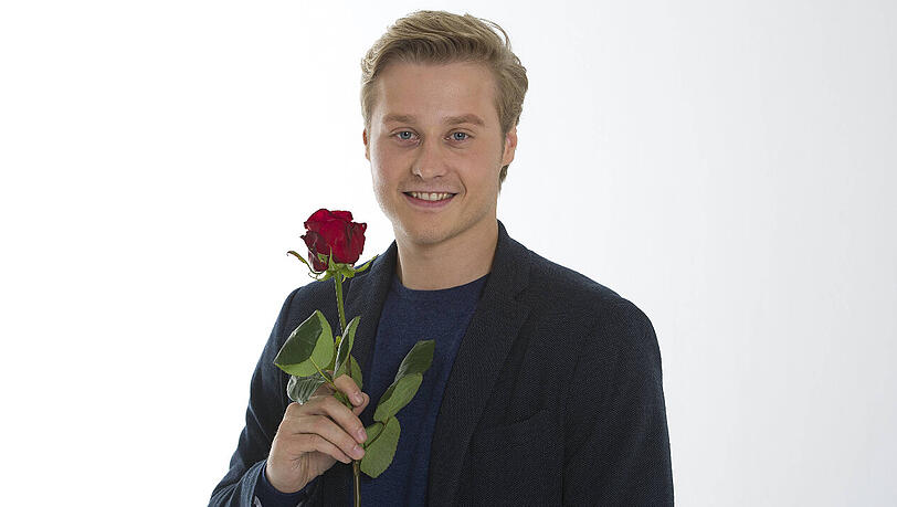 Schauspieler Julian Brodacz muss früher als vorgesehen die Serie "Rote Rosen" verlassen. Schauspieler Julian Brodacz muss früher als vorgesehen die Serie "Rote Rosen" verlassen.