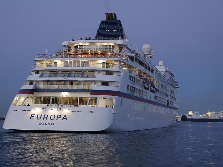 Das Kreuzfahrtschiff "Europa" läuft im Hafen von Palma ein.