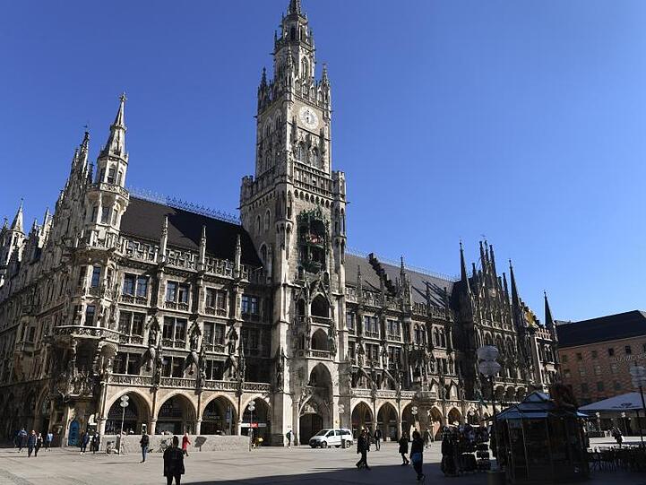 Um die angesichts der Corona-Krise geltenden Abstandsregelungen einhalten zu können, müssen die Stadt- und Kreisräte in größere Veranstaltungsräume ausweichen. Der Münchner Stadtrat tagt nicht im Rathaus (Foto), sondern im Deutschen Theater. Foto: Felix Hörhager/dpa/Archivbild