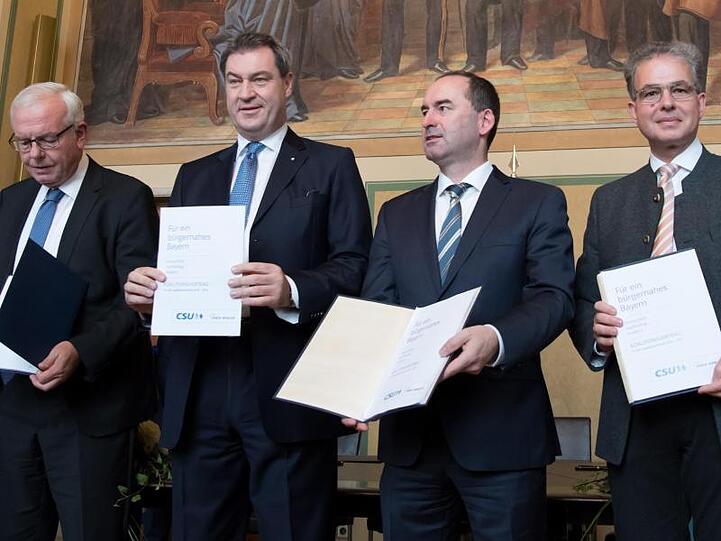 Markus Söder und Hubert Aiwanger, Landesvorsitzender stehen zusammen. Foto: Sven Hoppe/dpa