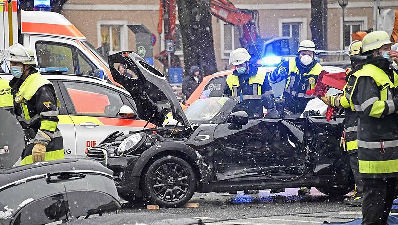 Die Feuerwehr befreite die eingeklemmte Autofahrerin aus ihrem Wagen. Die Feuerwehr befreite die eingeklemmte Autofahrerin aus ihrem Wagen.