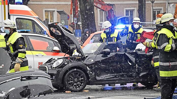 Die Feuerwehr befreite die eingeklemmte Autofahrerin aus ihrem Wagen.