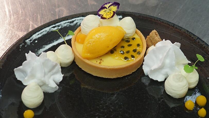 Fünfter Gang: Mango-Passionsfrucht-Tarte mit Mango-Sorbet, Valrhona-Schokolade und Kokosschaum Fünfter Gang: Mango-Passionsfrucht-Tarte mit Mango-Sorbet, Valrhona-Schokolade und Kokosschaum