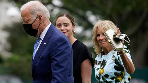 Joe und Jill Biden mit ihrer Enkelin Naomi (Mitte).