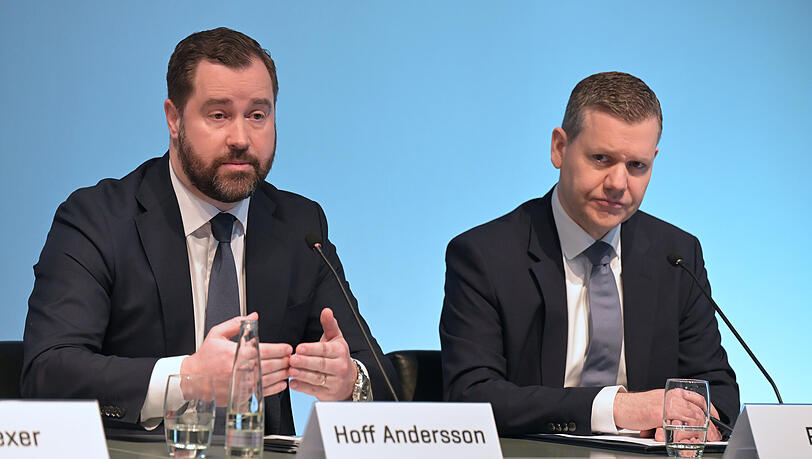 Thomas Hoff Andersson (l.), Gesch&auml;ftsf&uuml;hrer Aviation & Operation der Flughafen M&uuml;nchen GmbH, und Heiko Reitz, Lufthansa-Hub-Manager, bei der Pressekonferenz.