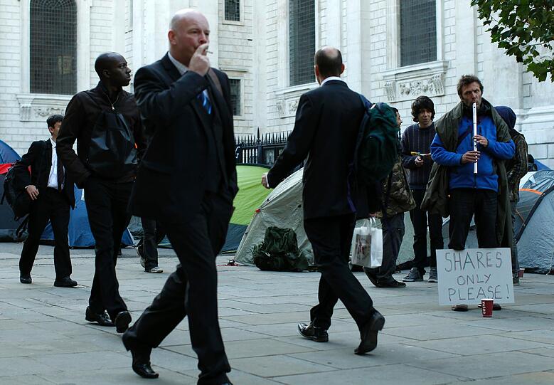 Touristen und Gläubige sollen bei ihrem Besuch der St. Paul's Cathedral nicht von campierenden Demonstranten behindert werden, fordert die Leitung der Londoner Kathedrale.