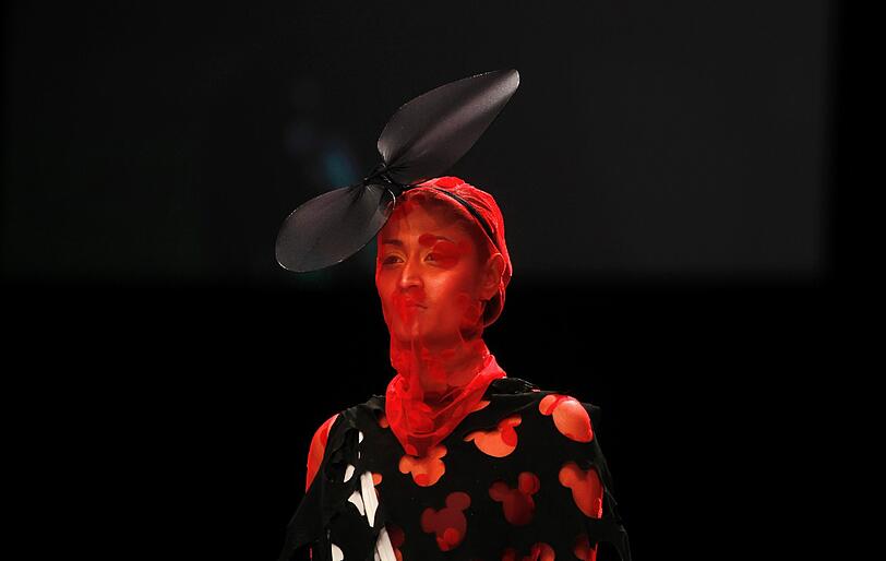 Fashion Week in der indischen Hafenmetropole Mumbai: Manche Kreationen sehen aus, als kämen sie von einem anderen Planeten. Der Stil bewegt sich in gewagter Weise zwischen Lady Gaga, Star Wars und Minnie Maus.
